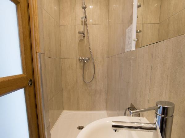 Hotel La Bienvenue : photo 2 de la chambre petite chambre avec balcon