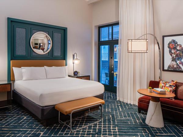 Hyatt Centric French Quarter : photo 1 de la chambre chambre lit king-size avec balcon - vue sur parcours de golf