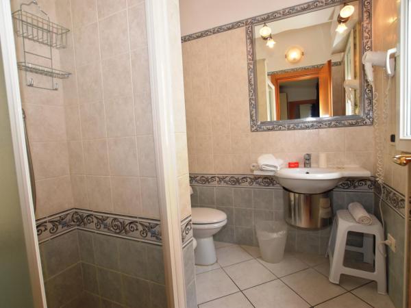 Hotel Villa del Parco : photo 7 de la chambre chambre familiale standard