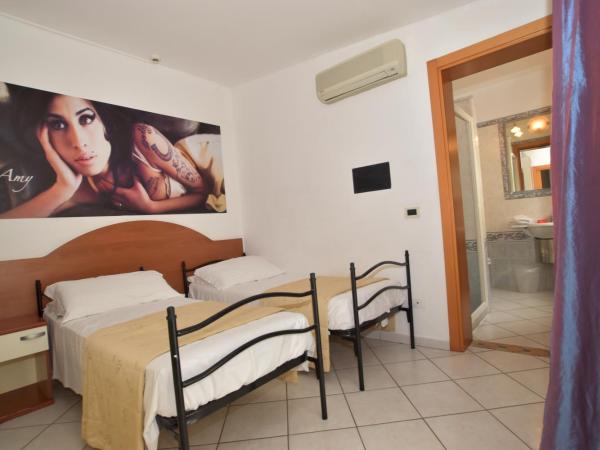 Hotel Villa del Parco : photo 8 de la chambre chambre familiale standard