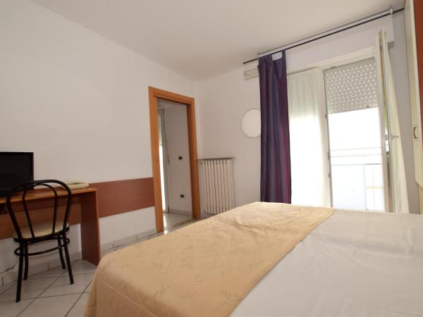 Hotel Villa del Parco : photo 6 de la chambre chambre familiale standard