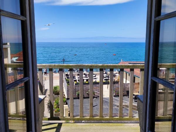 Les Galets Bleus : photo 4 de la chambre chambre double avec salle de bains privative séparée sur le palier