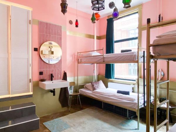 Hostel ROOM Rotterdam : photo 1 de la chambre chambre familiale avec salle de bains privative