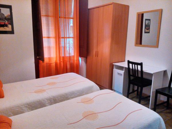 Pensión Borrás : photo 7 de la chambre chambre double ou lits jumeaux avec salle de bains commune