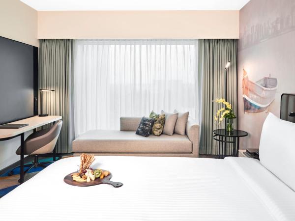 Novotel Mumbai International Airport : photo 4 de la chambre superior king bed with 20% discount on spa and food & soft beverage at restaurants only and and and 10% on laundry