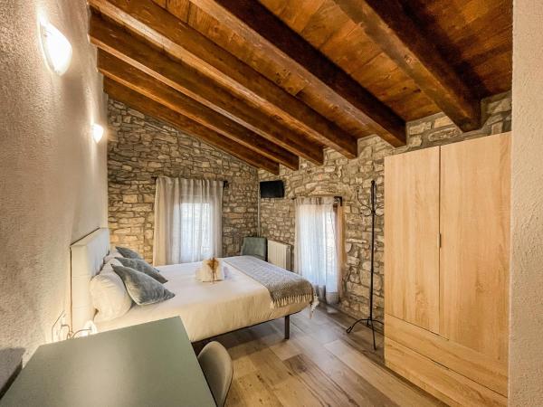 El Forn de Freixenet con servicios de un hotel : photo 10 de la chambre chambre double avec salle de bains privative