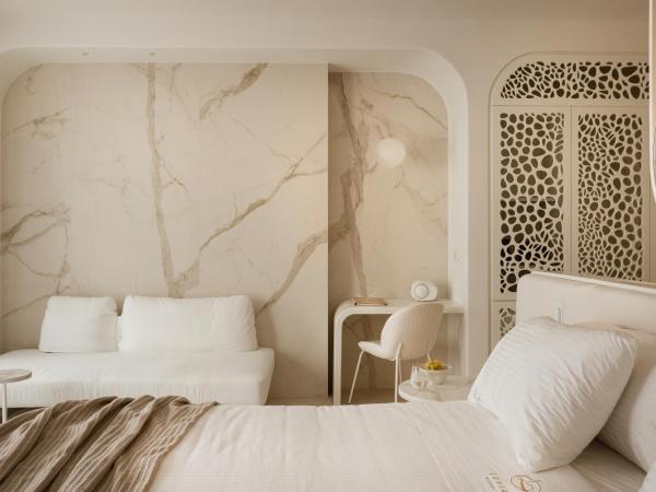 Lovia Mykonos : photo 6 de la chambre suite junior avec jacuzzi extérieur