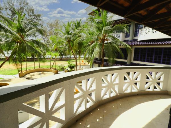 Long Sands Port Dickson : photo 4 de la chambre two-bedroom beach view apartment with balcony
