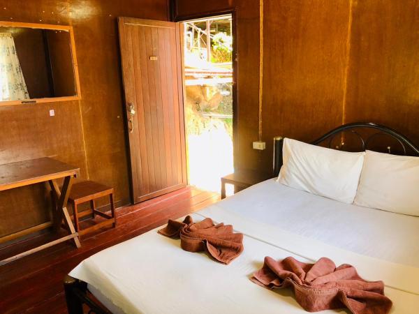 JR&GYM Resort : photo 4 de la chambre chambre double avec salle de bains privative