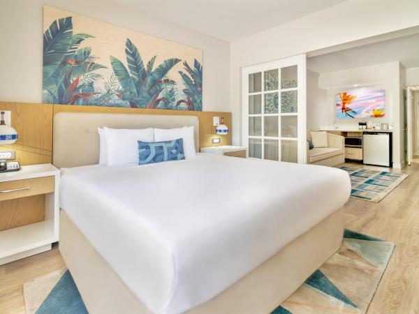 Radisson Resort Miami Beach : photo 3 de la chambre studio lit king-size - vue sur la - balcon - accessible aux personnes à mobilité réduite