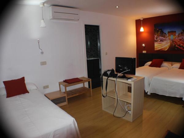 Hostal Falfes : photo 5 de la chambre chambre triple avec douche