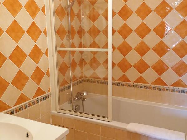 Hôtel Le Lievre Blanc : photo 2 de la chambre chambre triple avec baignoire