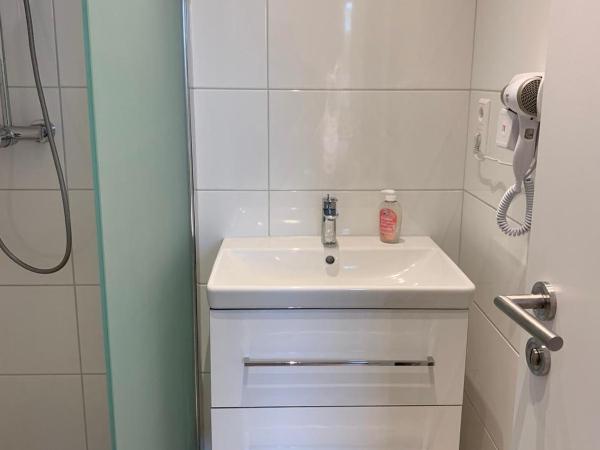 Hotel Waldhorn : photo 1 de la chambre chambre triple avec salle de bains