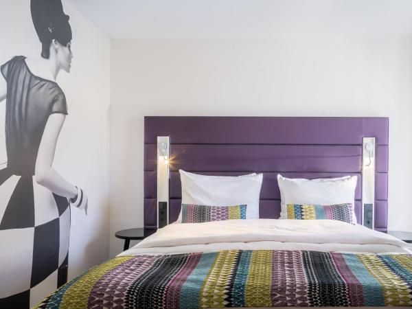 Hotel Indigo - Dusseldorf - Victoriaplatz, an IHG Hotel : photo 3 de la chambre chambre king premium avec vue sur ville