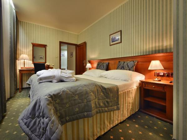 Hotel Morris Relax & Wellness : photo 2 de la chambre chambre triple de luxe avec balcon ou terrasse