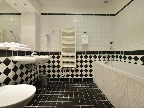 Hotel Morris Relax & Wellness : photo 8 de la chambre chambre triple de luxe avec balcon ou terrasse