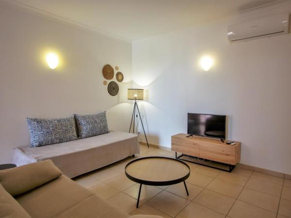 Aquamar Albufeira Aparthotel : photo 4 de la chambre appartement 1 chambre supérieur avec vue sur la piscine