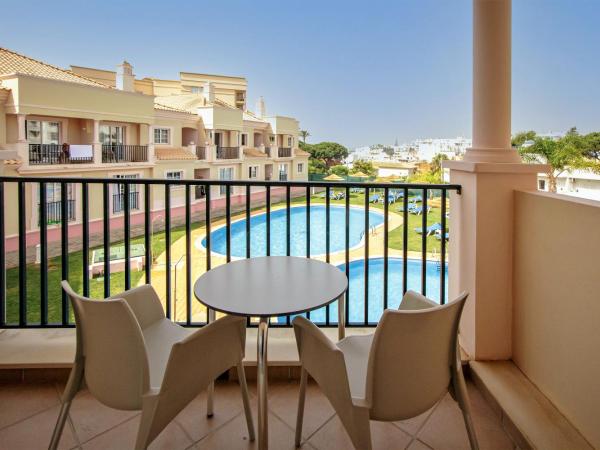 Aquamar Albufeira Aparthotel : photo 9 de la chambre appartement 1 chambre supérieur avec vue sur la piscine