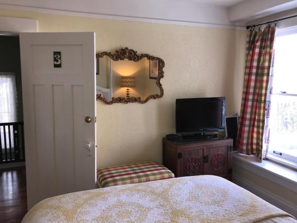 Fisher House Victoria Bed and Breakfast : photo 3 de la chambre chambre double avec salle de bains privative