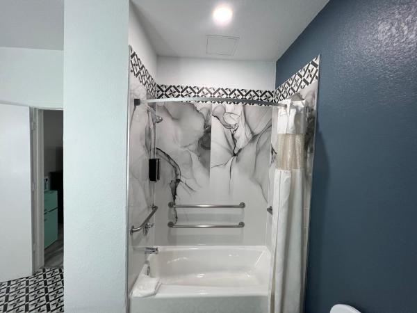 Grand Villa Inn Galleria : photo 5 de la chambre 1 king bed, mobility/hearing accessible room, bathtub w/ grab bars,non-smoking