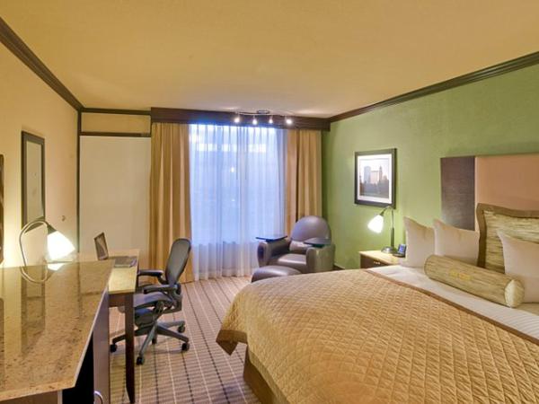 Wyndham Garden Oklahoma City Hotel & Confereance Ctr Near Airport, Fairgrounds Paycom & I40 : photo 6 de la chambre chambre avec 1 lit king-size et canapé-lit - non-fumeurs