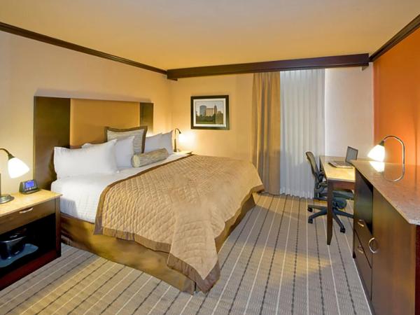 Wyndham Garden Oklahoma City Hotel & Confereance Ctr Near Airport, Fairgrounds Paycom & I40 : photo 5 de la chambre chambre avec 1 lit king-size et canapé-lit - non-fumeurs