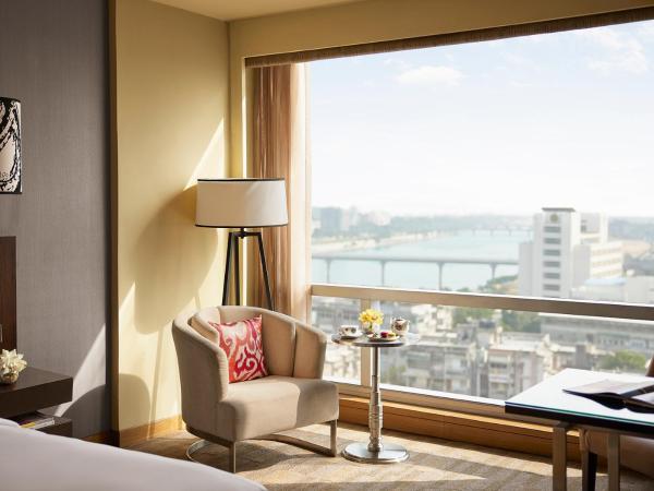Hyatt Regency Ahmedabad : photo 1 de la chambre chambre lit king-size - vue sur rivière