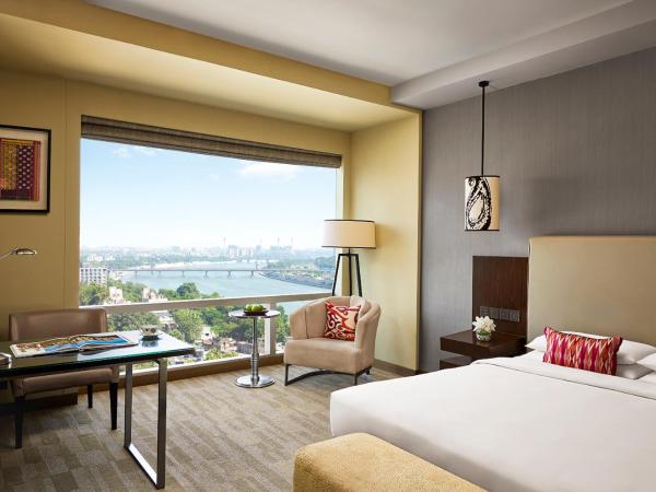 Hyatt Regency Ahmedabad : photo 5 de la chambre chambre lit king-size - vue sur rivière