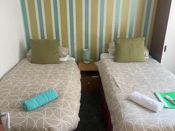 UK Travel & Hospitality LTD TA Canberra Hotel : photo 4 de la chambre chambre lits jumeaux standard