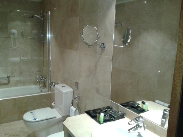 Hotel Bahía : photo 10 de la chambre chambre lits jumeaux - vue sur ville (2 adultes + 1 enfant)