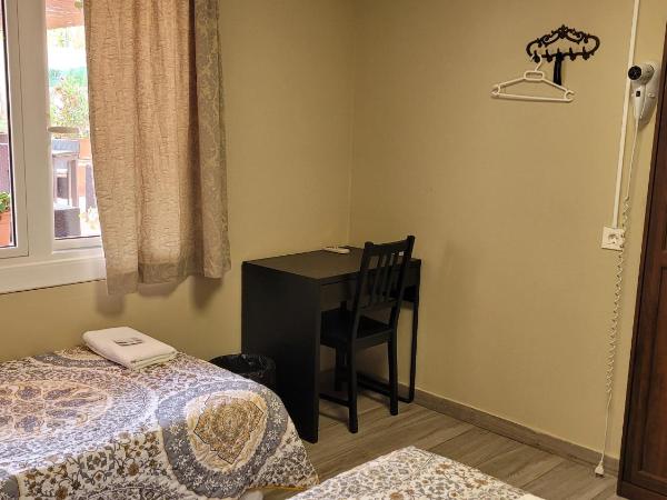 Hostal LIWI : photo 7 de la chambre chambre triple avec salle de bains commune