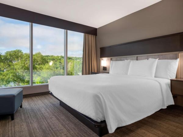 Best Western Plus Chocolate Lake Hotel - Halifax : photo 5 de la chambre chambre lit king-size - vue sur lac