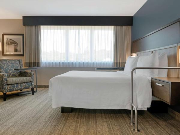 Best Western Plus Chocolate Lake Hotel - Halifax : photo 1 de la chambre chambre lit queen-size avec douche accessible en fauteuil roulant