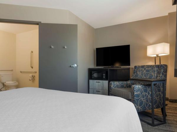 Best Western Plus Chocolate Lake Hotel - Halifax : photo 2 de la chambre chambre lit queen-size avec douche accessible en fauteuil roulant