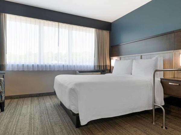 Best Western Plus Chocolate Lake Hotel - Halifax : photo 5 de la chambre chambre lit queen-size avec douche accessible en fauteuil roulant