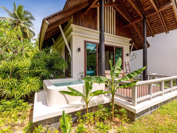 Outrigger Khao Lak Beach Resort - SHA Extra Plus : photo 1 de la chambre villa avec jardin