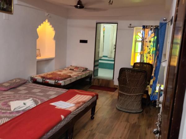 Jag Niwas Guest House & pure veg restaurant : photo 3 de la chambre chambre double standard