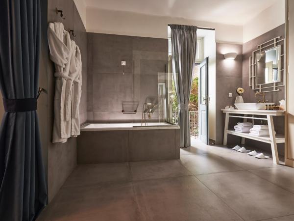 Bohemian Suites Athens : photo 6 de la chambre suite lit king-size avec balcon