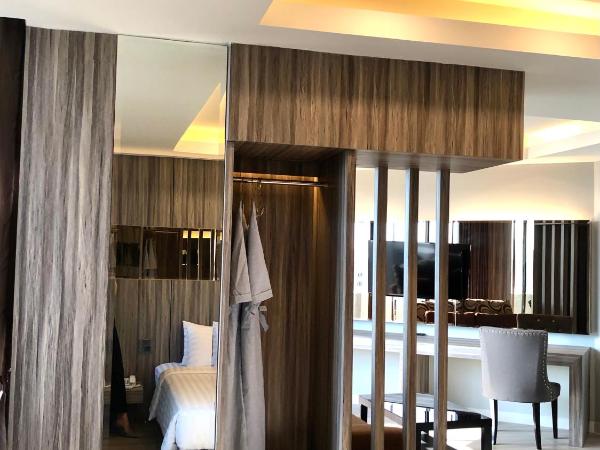 Hermann Hotel Pattaya - SHA Extra Plus : photo 2 de la chambre suite lit king-size - vue sur océan