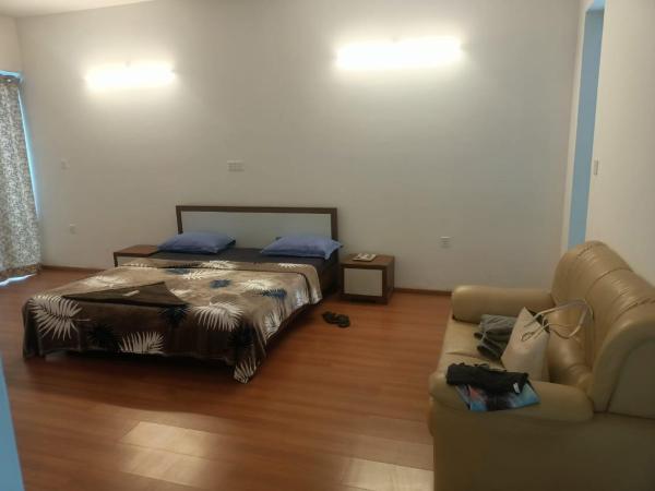 Royal Nest - Luxury Stay : photo 2 de la chambre chambre lit king-size avec baignoire spa