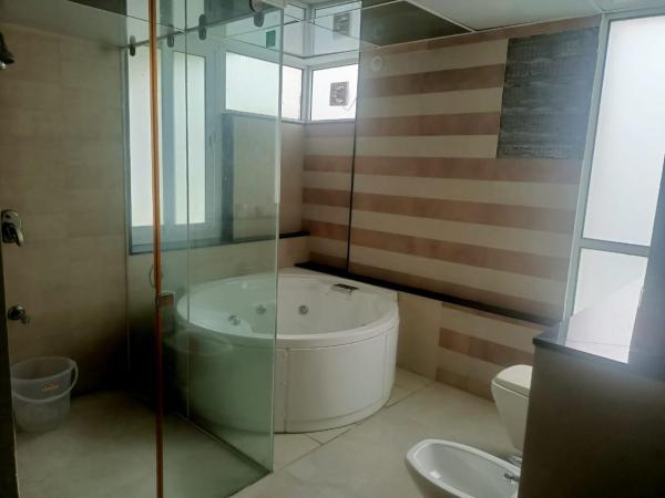 Royal Nest - Luxury Stay : photo 4 de la chambre chambre lit king-size avec baignoire spa