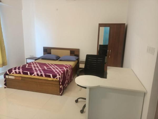 Royal Nest - Luxury Stay : photo 7 de la chambre chambre lit king-size avec baignoire spa