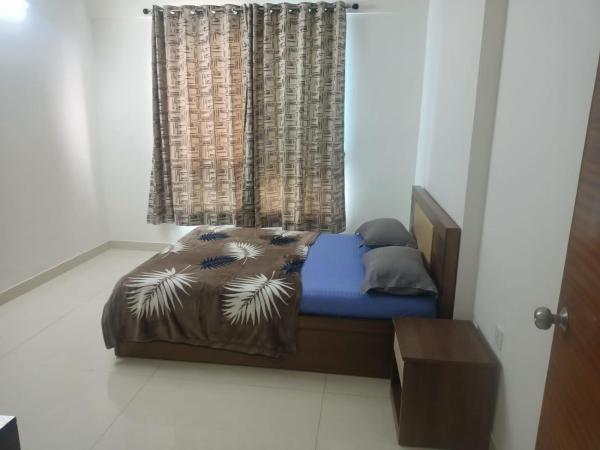 Royal Nest - Luxury Stay : photo 8 de la chambre chambre lit king-size avec baignoire spa