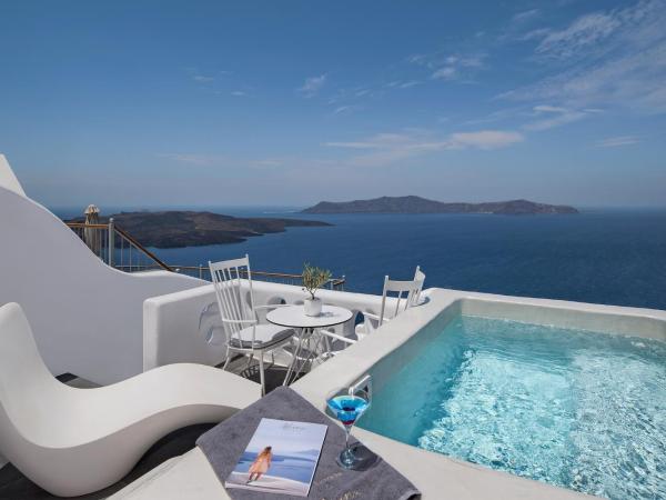 Athina Luxury Suites : photo 8 de la chambre petite suite troglodyte avec jacuzzi extérieur - vue sur caldeira