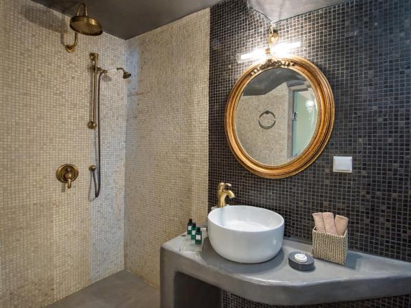 Athina Luxury Suites : photo 7 de la chambre suite troglodyte avec jacuzzi extérieur - vue sur caldeira