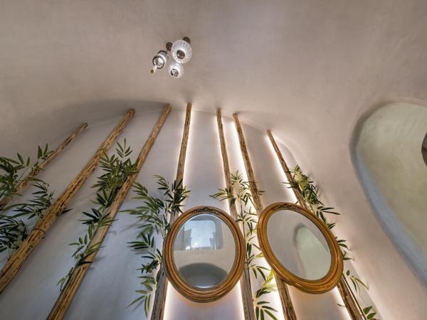 Athina Luxury Suites : photo 5 de la chambre grande suite troglodyte avec jacuzzi intérieur et extérieur - vue sur caldeira