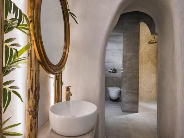 Athina Luxury Suites : photo 6 de la chambre grande suite troglodyte avec jacuzzi intérieur et extérieur - vue sur caldeira