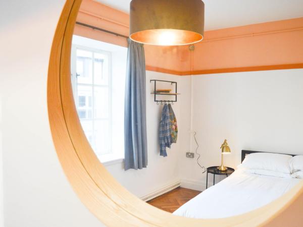 The Bristol Wing : photo 8 de la chambre chambre lit queen-size avec salle de bains commune