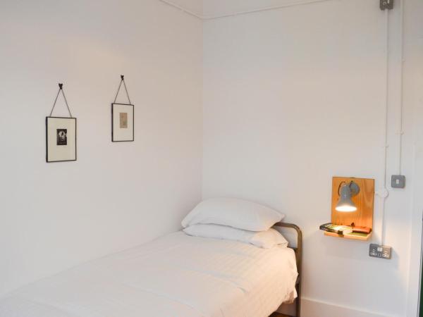 The Bristol Wing : photo 4 de la chambre chambre simple avec salle de bains commune