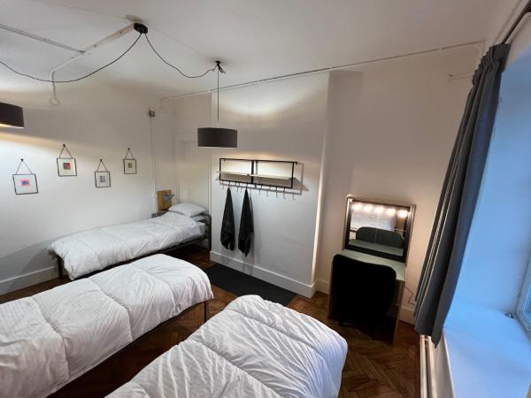 The Bristol Wing : photo 1 de la chambre chambre triple avec salle de bains privative